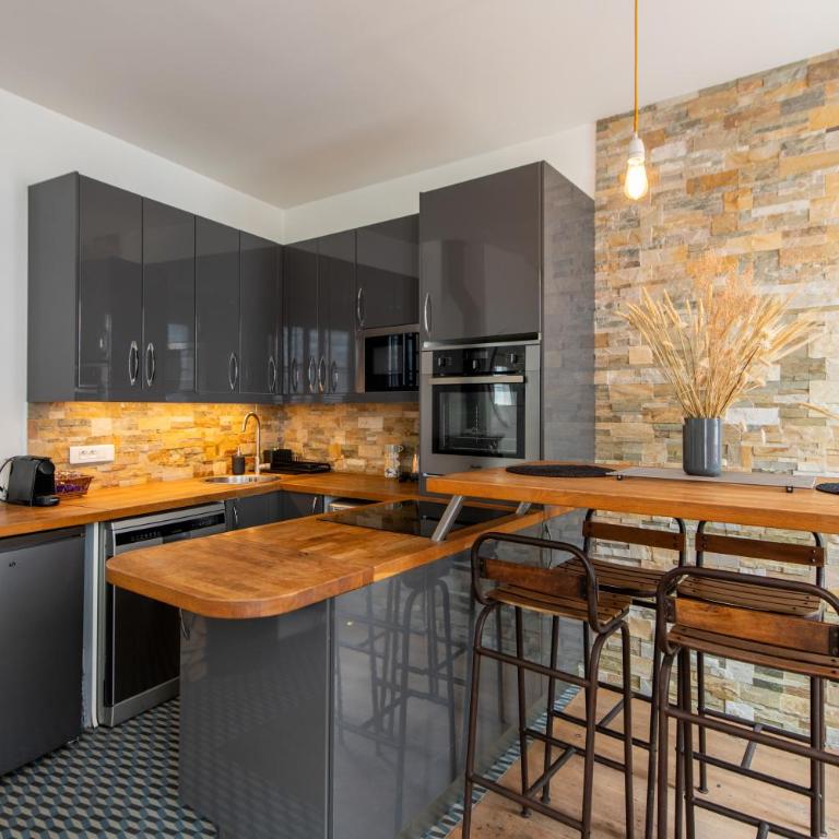Amazing loft in the vibrant area near the famous Bastille's Place - One-Bedroom Loft Apartment with One Queen Bed - 44