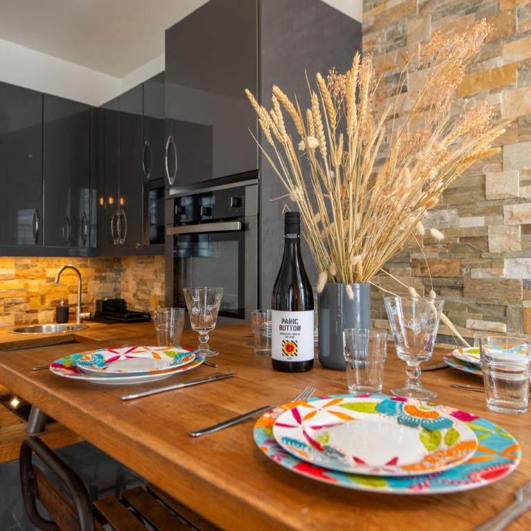 Amazing loft in the vibrant area near the famous Bastille's Place - One-Bedroom Loft Apartment with One Queen Bed - 49
