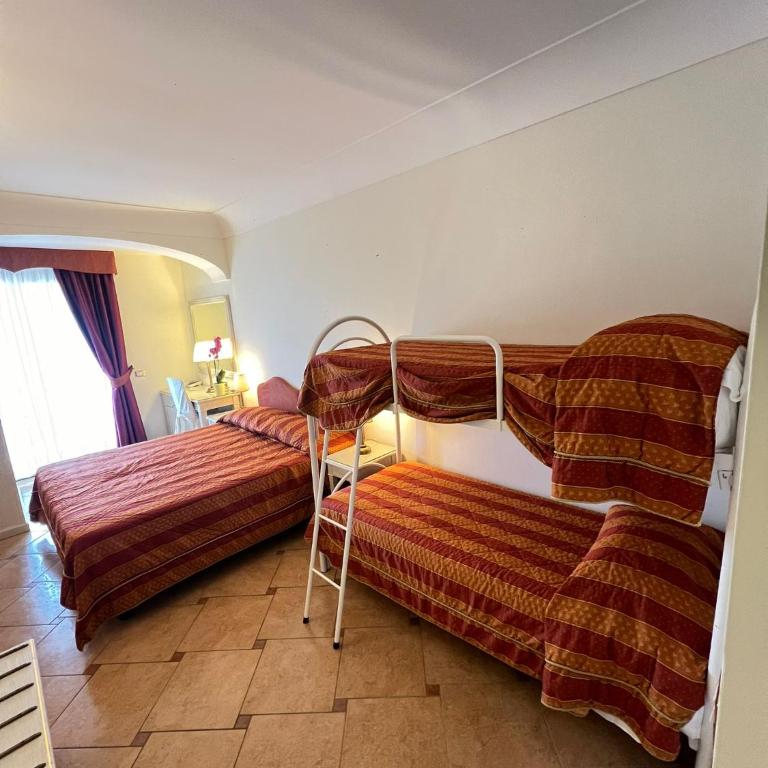 Hotel La Vue d'Or - Economy Quadruple Room - 2