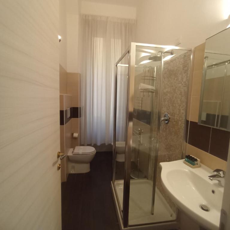 AD Cavour Luxury Rooms - by AD Roma - Comfort Dreibettzimmer mit Dusche - 4