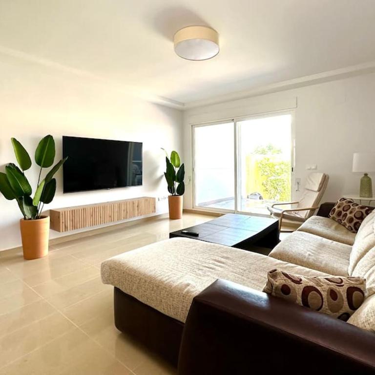 Vacaciones con el Mediterráneo a menos de 50 metros - Three-Bedroom House - 2