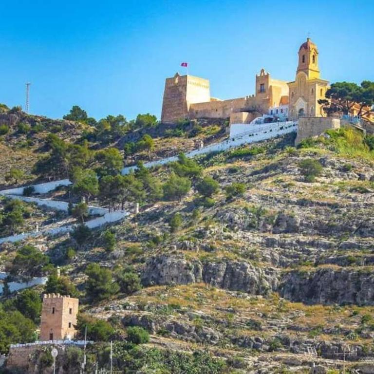 Vacaciones con el Mediterráneo a menos de 50 metros - Three-Bedroom House - 28