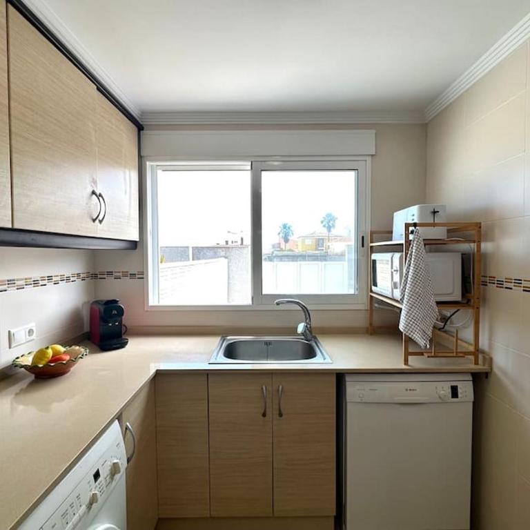 Vacaciones con el Mediterráneo a menos de 50 metros - Three-Bedroom House - 8