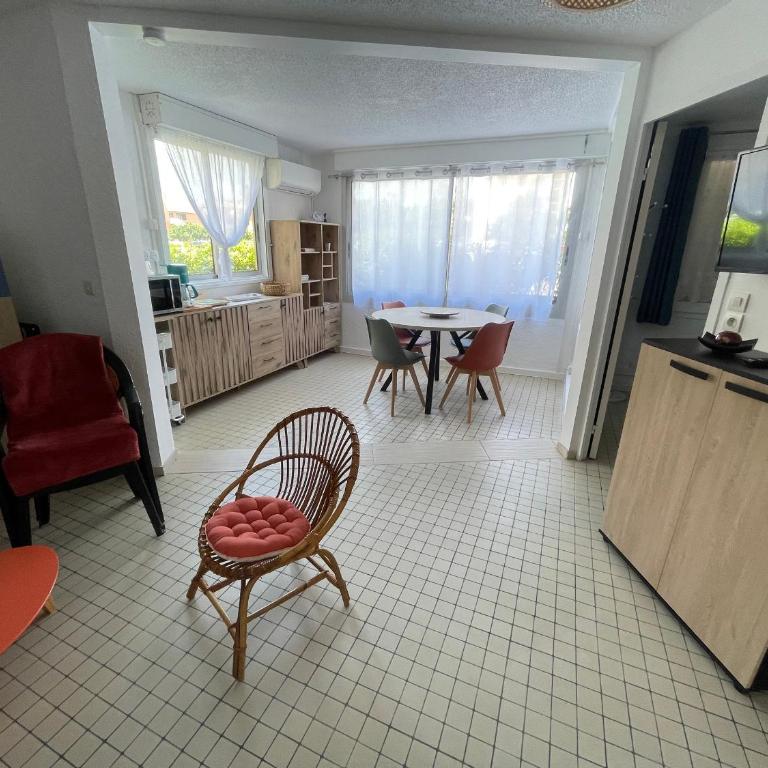 Appartement T2 à Gruissan, RDC, Plage à 150m, Parking, 4-5 pers - FR-1-796-72 - Appartement - 6