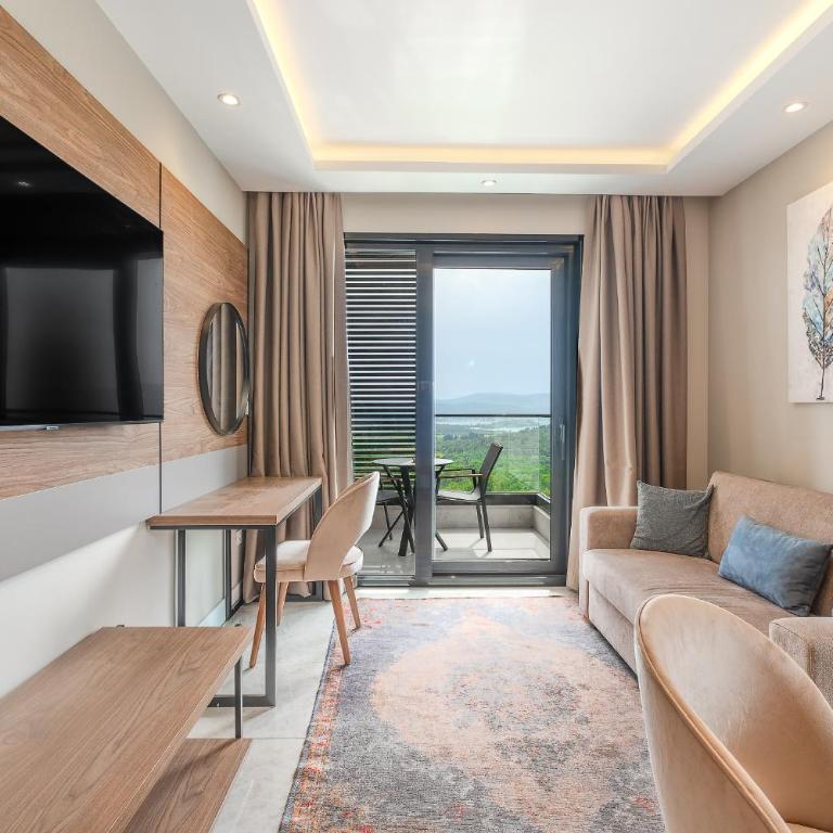 Montenegro Lodge - King Suite with Sea View - 5