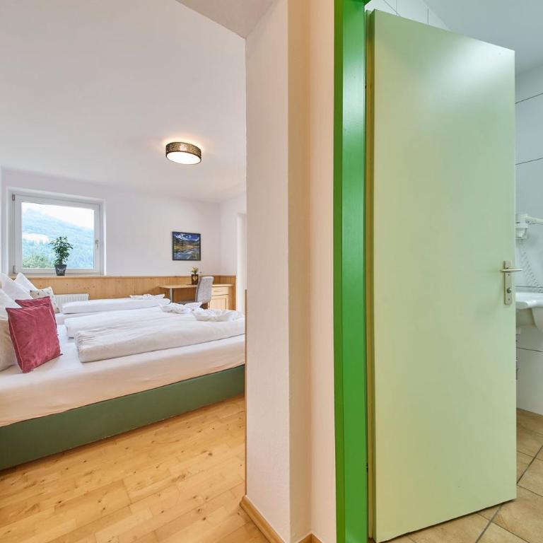 Platzhirsch Rooms - B&B - SELF CHECK-IN - Classic Dreibettzimmer - 3