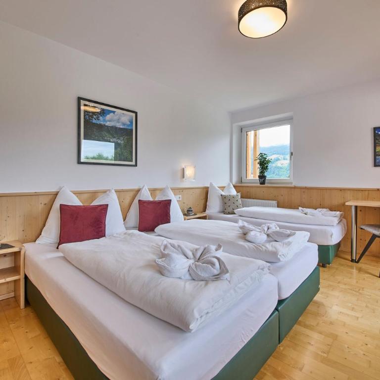 Platzhirsch Rooms - B&B - SELF CHECK-IN - Classic Dreibettzimmer - 1