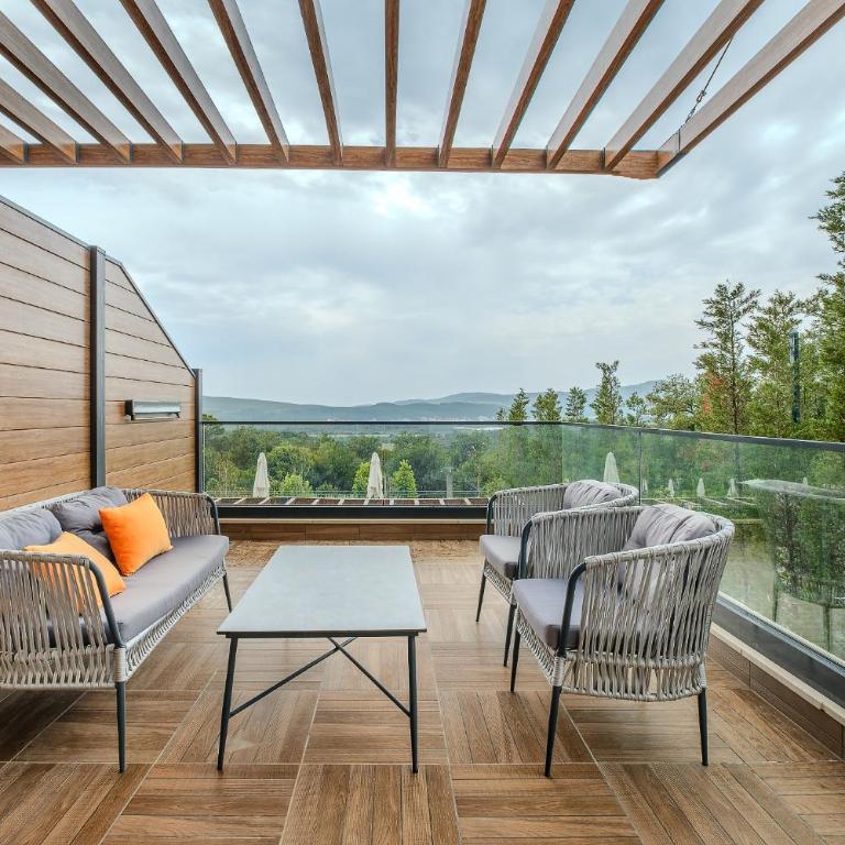 Montenegro Lodge - Family Room with Sea View - 10