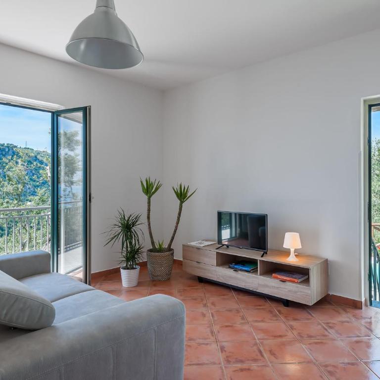 Villa Saretta Amalfi Views Pool & Guest Services by Feeling Italy - Villa - 5