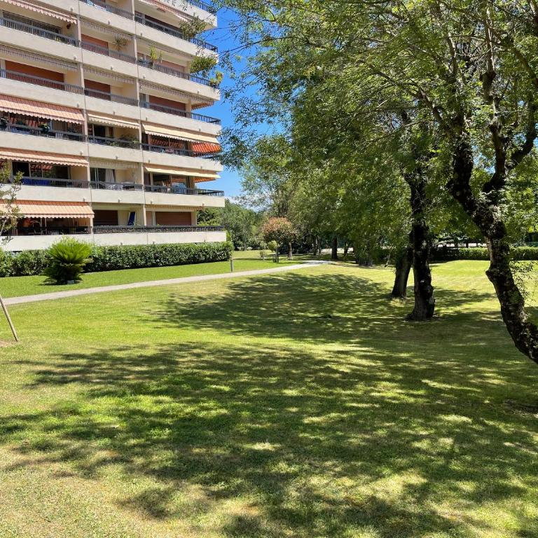 grand appartement 74m2 refait à neuf à 5mn de la mer dans grand parc botanique - Two-Bedroom Apartment - 5