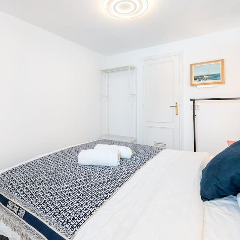 Modern 3 bedroom in Puerto Banus with sea views - Three-Bedroom Apartment - 14