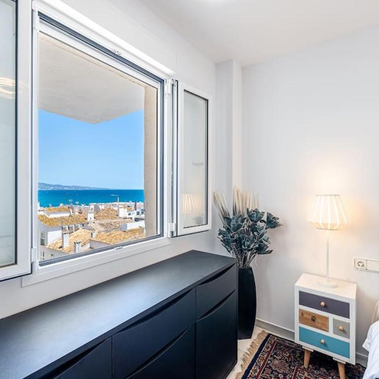 Modern 3 bedroom in Puerto Banus with sea views - Three-Bedroom Apartment - 8