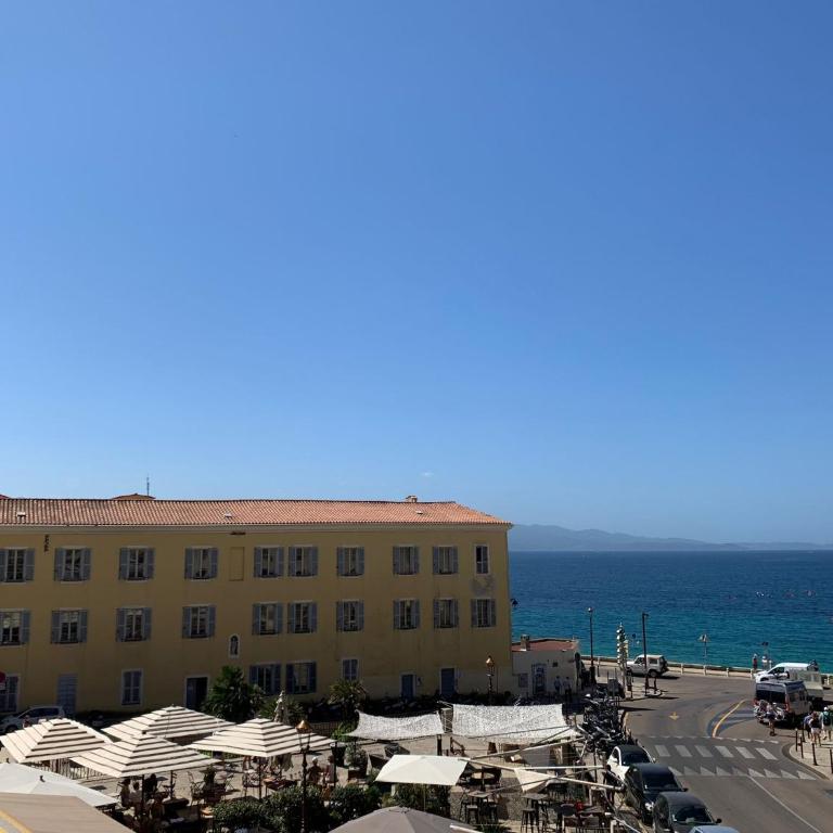 Le Laetitia - appartement de charme dans la vieille ville avec vue mer - Appartement 2 Chambres - Vue sur Mer - 2