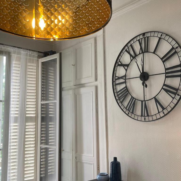 L'Entre-Temps, Le Lys et L Iris - One-Bedroom Apartment with City View - 3