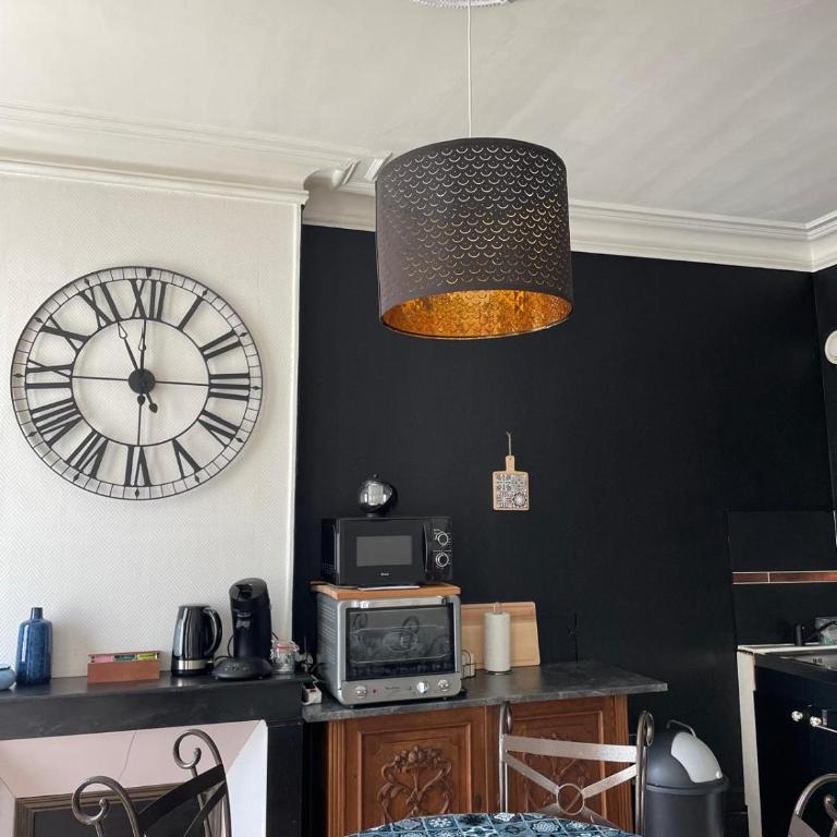 L'Entre-Temps, Le Lys et L Iris - One-Bedroom Apartment with City View - 6