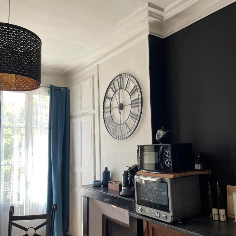 L'Entre-Temps, Le Lys et L Iris - One-Bedroom Apartment with City View - 4