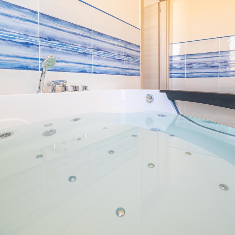Dei del Mare Boutique Rooms - Suite Deluxe con Vasca Idromassaggio - 12