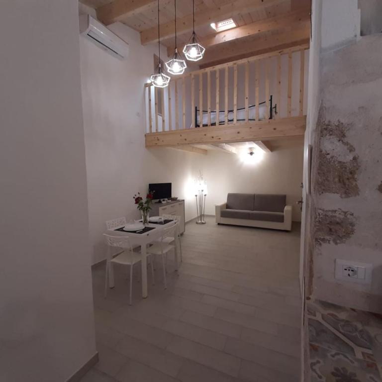Nice apt in a street in old town - One-Bedroom Apartment - 1