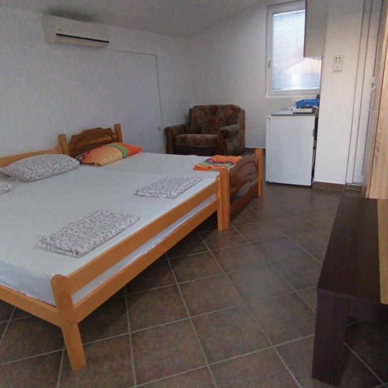 Apartmani DEMIR - Vierbettzimmer mit Gartenblick - 1