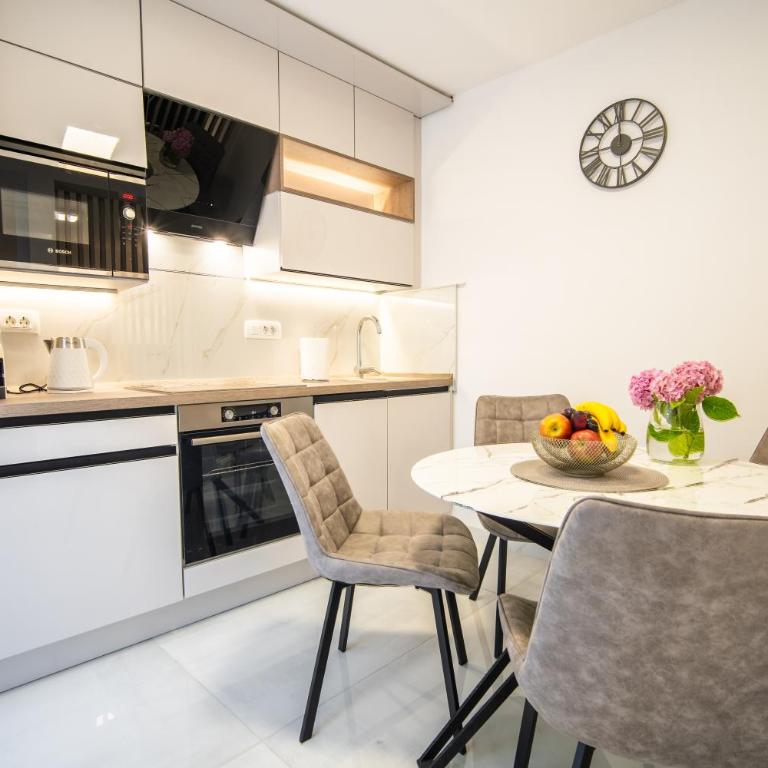 Palma Apartments - One-Bedroom Apartment with Bay View - 4