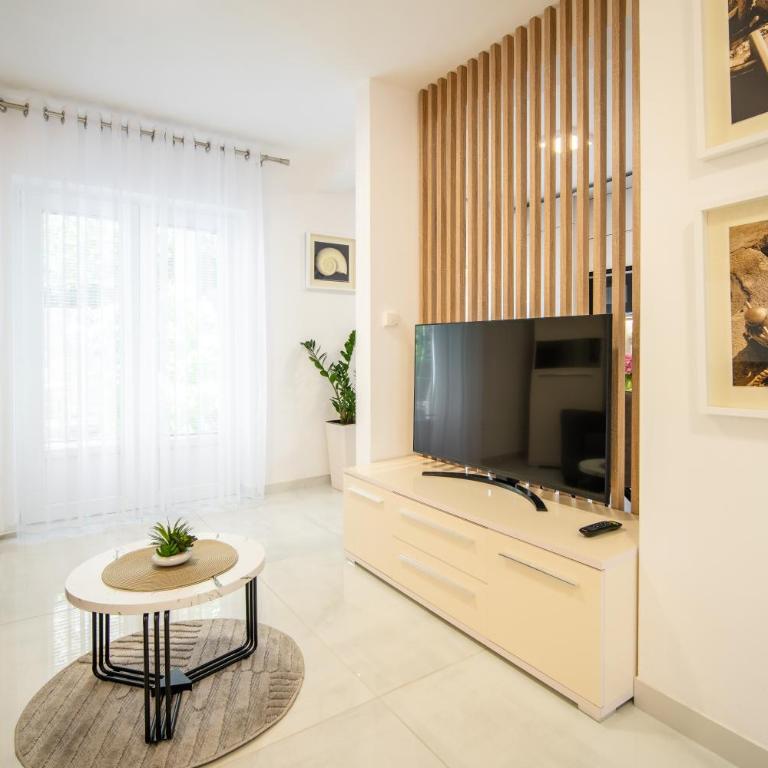 Palma Apartments - One-Bedroom Apartment with Bay View - 13
