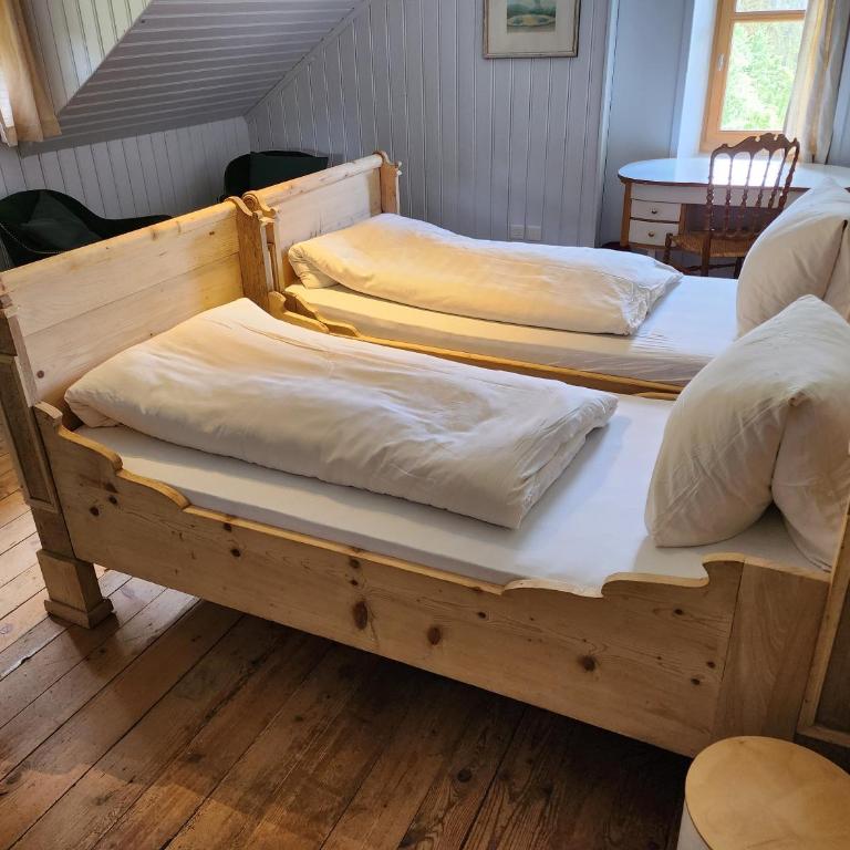 Gasthaus Crestasee - Zweibettzimmer mit Gartenblick - 2