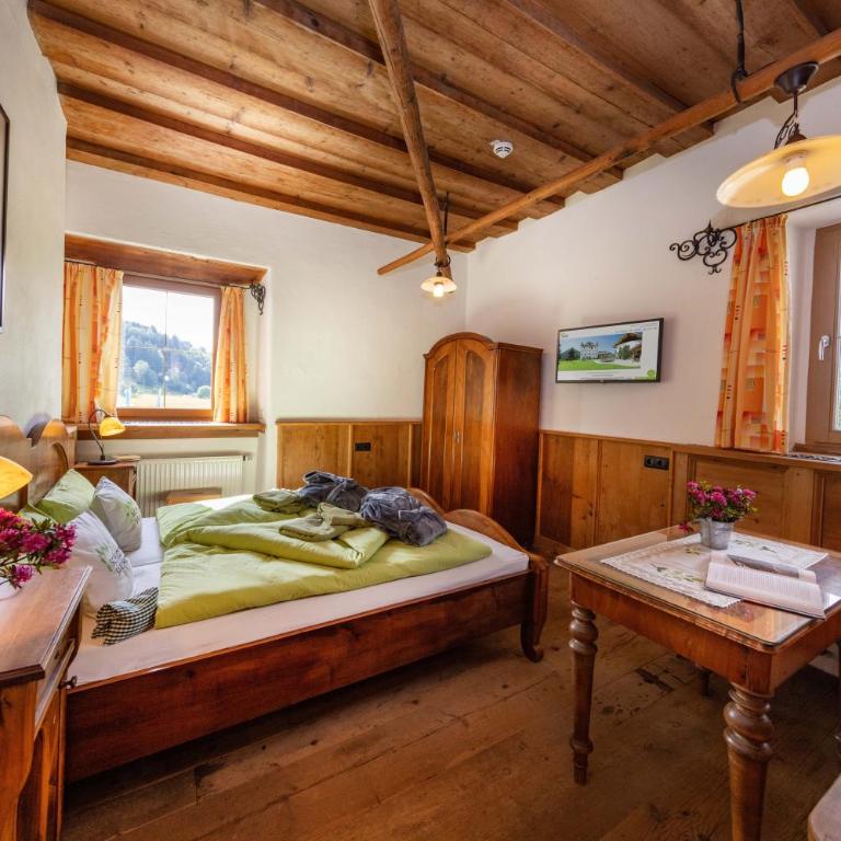Schloss Saalhof- Schlossflair, Wellnessauszeit, Bauernhofleben, Familienzeit im historischen Apartment zentral zwischen Zell am See und Saalbach-Hinterglemm - Deluxe Studio mit Doppelbett - 1