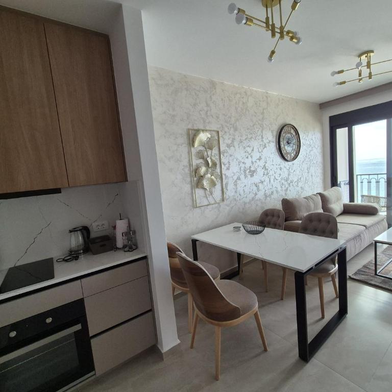 Skyline Apartments - One-Bedroom Apartment with Balcony and Sea View - 81
