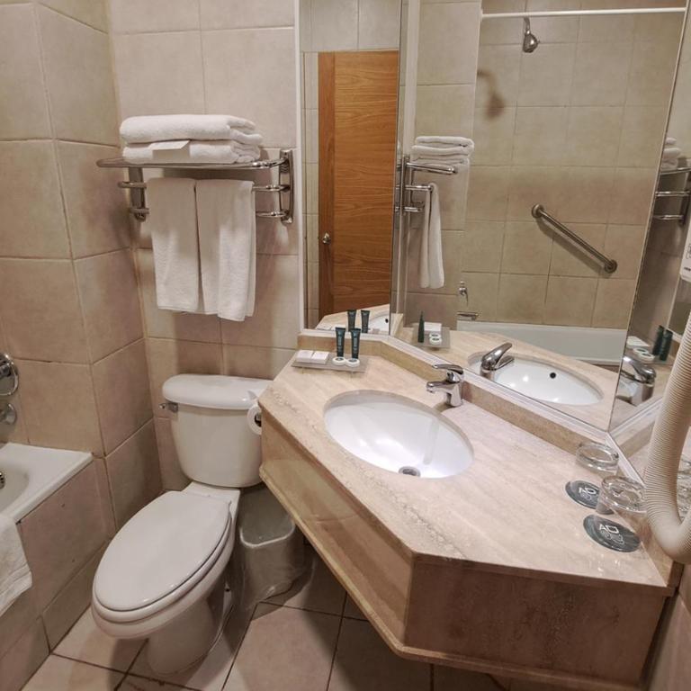Hotel Diego de Almagro Los Angeles - Habitación con 2 camas grandes - 5