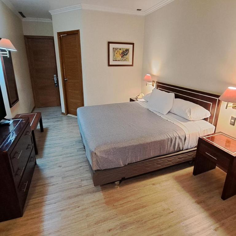 Hotel Diego de Almagro Los Angeles - Habitación con cama extragrande. - 5