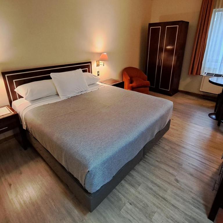 Hotel Diego de Almagro Los Angeles - Habitación con cama extragrande. - 4