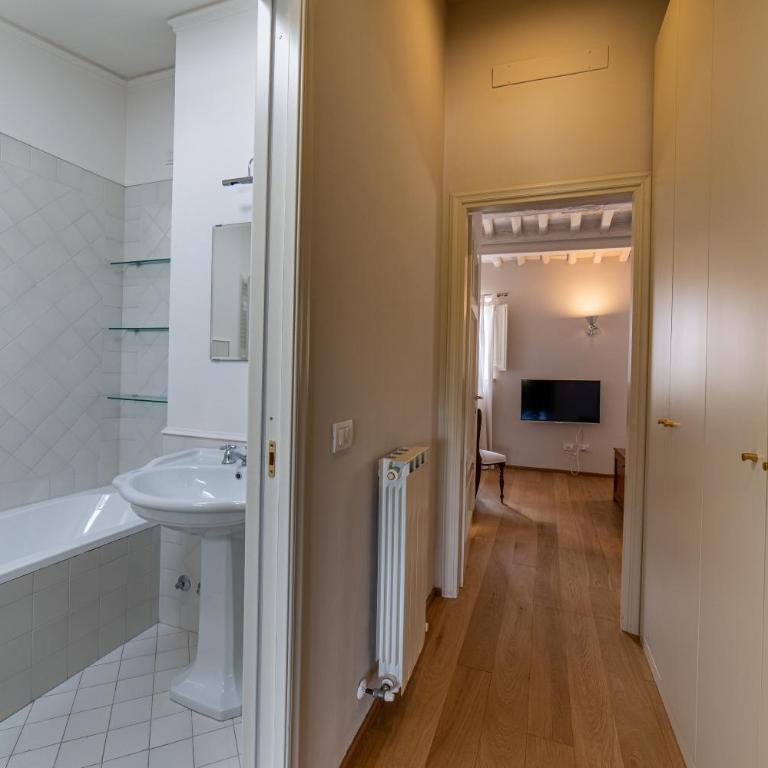 Charming Apartment in Lucca's Historic Center - Appartamento con 2 Camere da Letto - 19