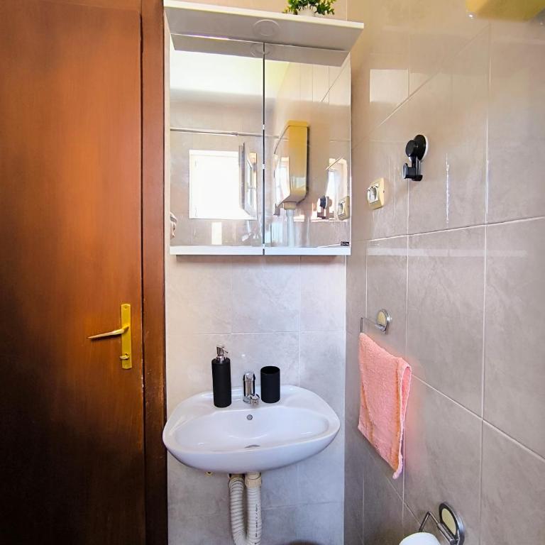 REA APARTMENT - One-Bedroom Apartment - 11