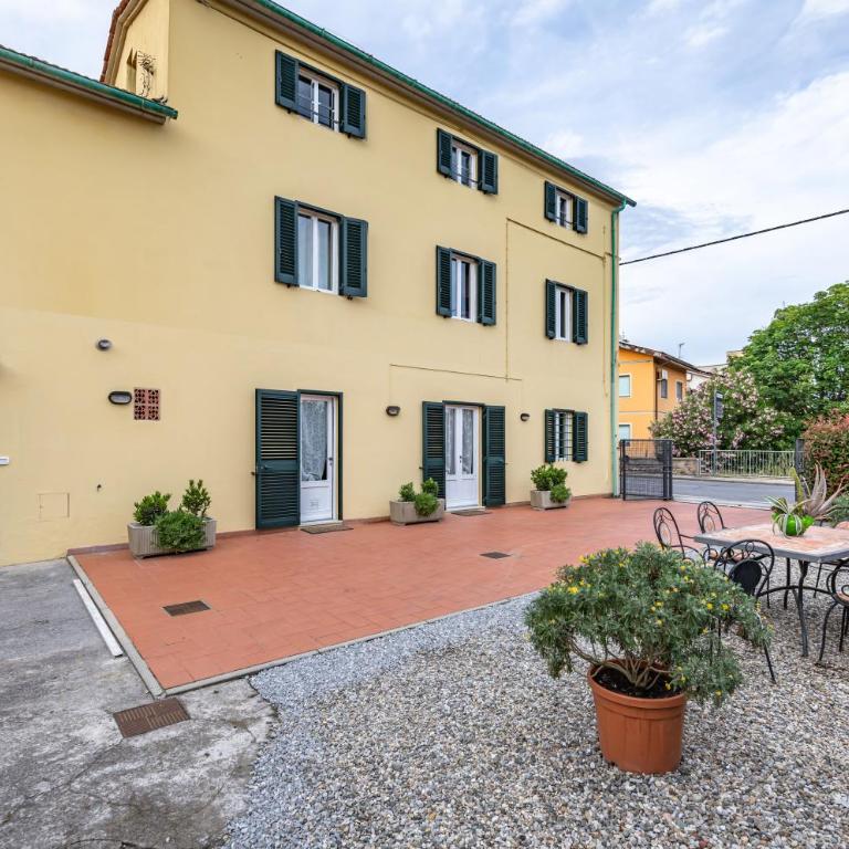 GuestHost - Irene Holiday Home with Patio and Parking - Three-Bedroom Apartment - 1