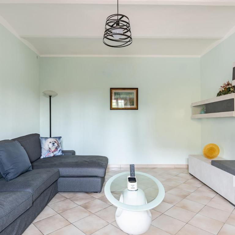 GuestHost - Irene Holiday Home with Patio and Parking - Three-Bedroom Apartment - 10