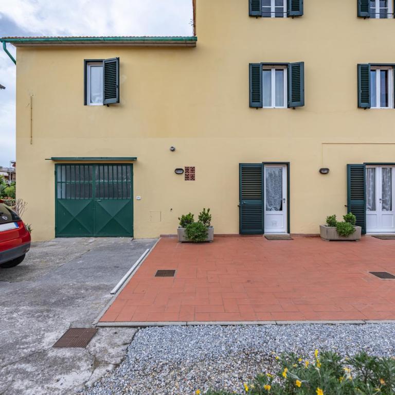 GuestHost - Irene Holiday Home with Patio and Parking - Three-Bedroom Apartment - 23