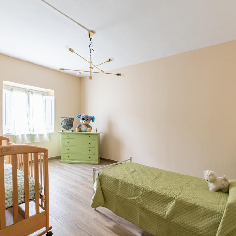GuestHost - Irene Holiday Home with Patio and Parking - Three-Bedroom Apartment - 6