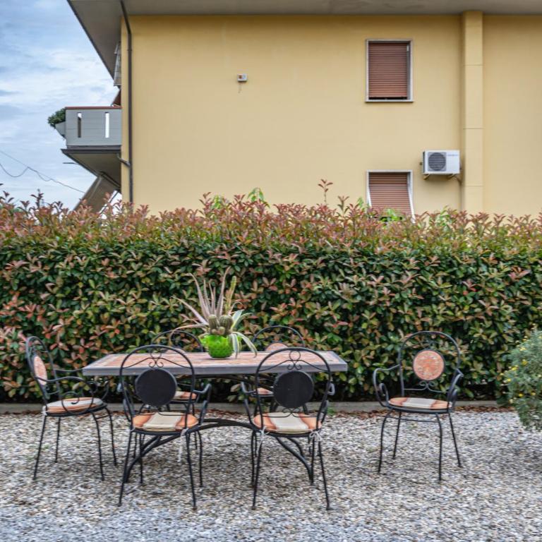 GuestHost - Irene Holiday Home with Patio and Parking - Three-Bedroom Apartment - 25
