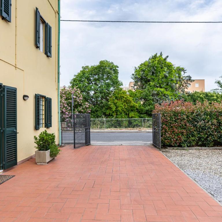 GuestHost - Irene Holiday Home with Patio and Parking - Three-Bedroom Apartment - 30