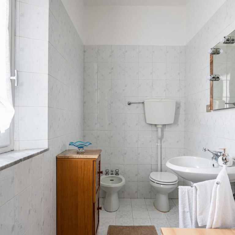 GuestHost - Irene Holiday Home with Patio and Parking - Three-Bedroom Apartment - 8