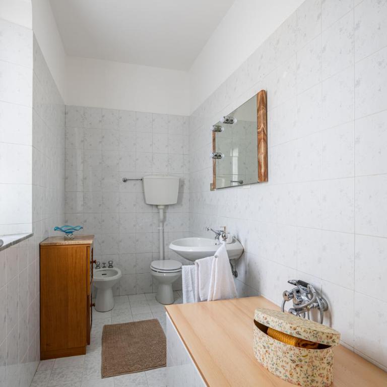 GuestHost - Irene Holiday Home with Patio and Parking - Three-Bedroom Apartment - 16