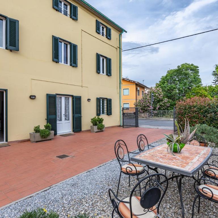 GuestHost - Irene Holiday Home with Patio and Parking - Three-Bedroom Apartment - 26