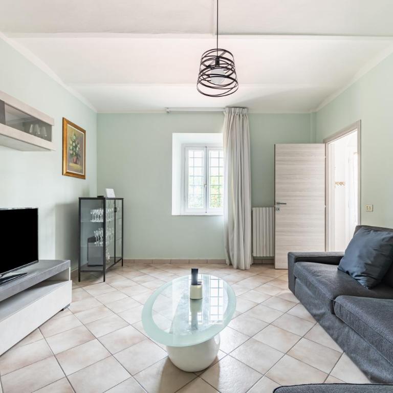 GuestHost - Irene Holiday Home with Patio and Parking - Three-Bedroom Apartment - 2