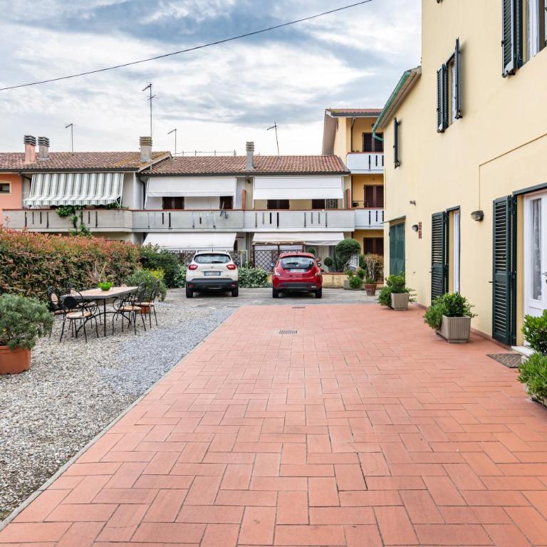 GuestHost - Irene Holiday Home with Patio and Parking - Three-Bedroom Apartment - 27