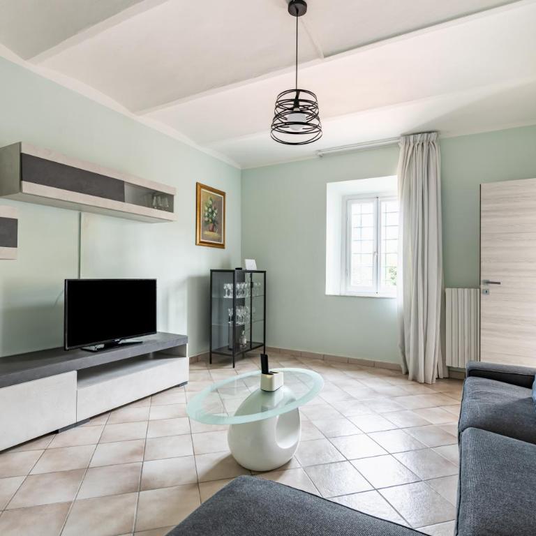 GuestHost - Irene Holiday Home with Patio and Parking - Three-Bedroom Apartment - 9
