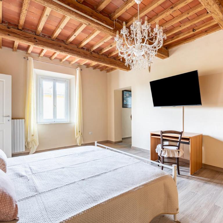 GuestHost - Irene Holiday Home with Patio and Parking - Three-Bedroom Apartment - 4