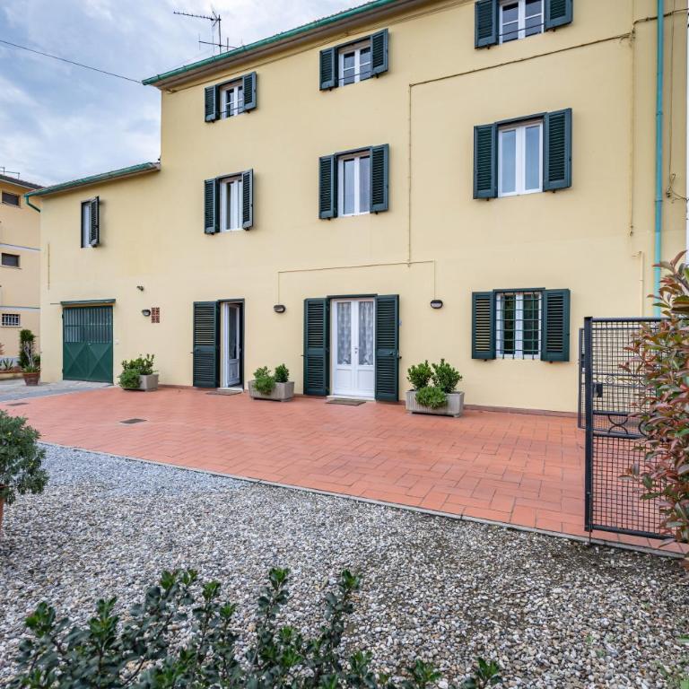 GuestHost - Irene Holiday Home with Patio and Parking - Three-Bedroom Apartment - 28