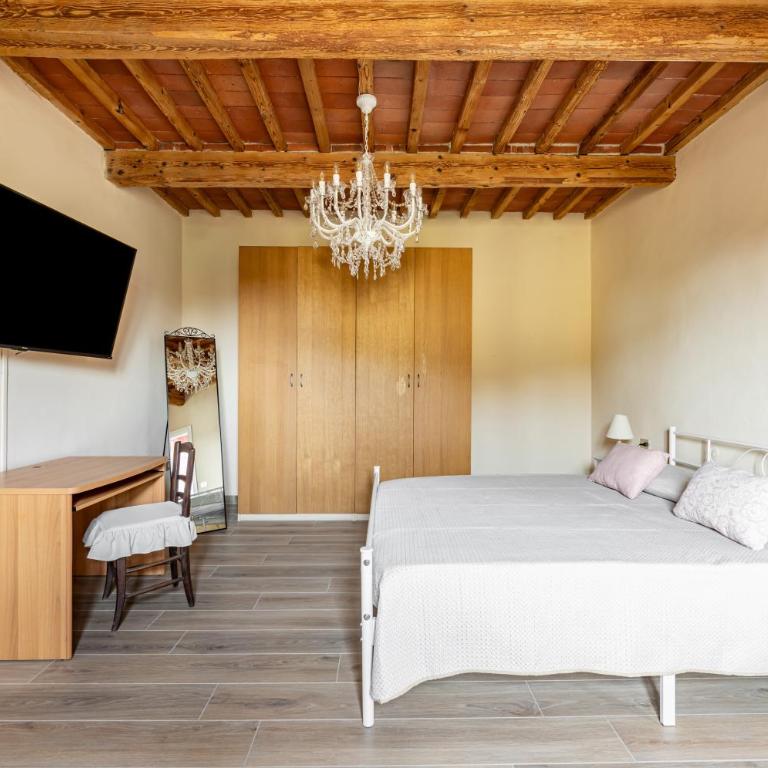 GuestHost - Irene Holiday Home with Patio and Parking - Three-Bedroom Apartment - 18