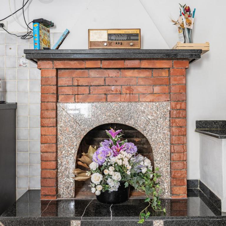 GuestHost - Irene Holiday Home with Patio and Parking - Three-Bedroom Apartment - 15