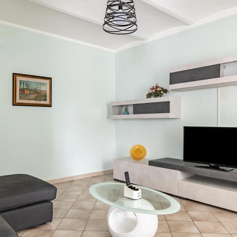 GuestHost - Irene Holiday Home with Patio and Parking - Three-Bedroom Apartment - 11